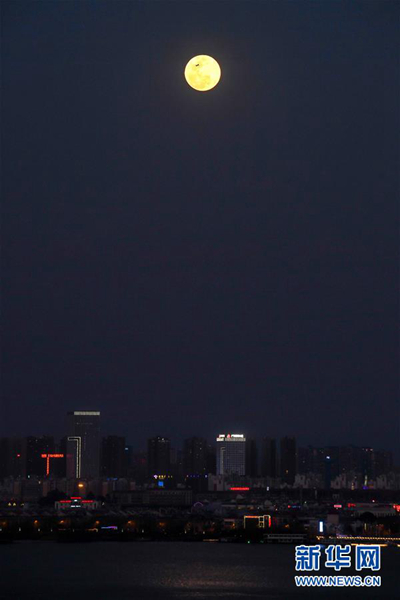 “超级月亮”遇佳节 元宵满月更“圆满”-图片频道-中国天气网-图4